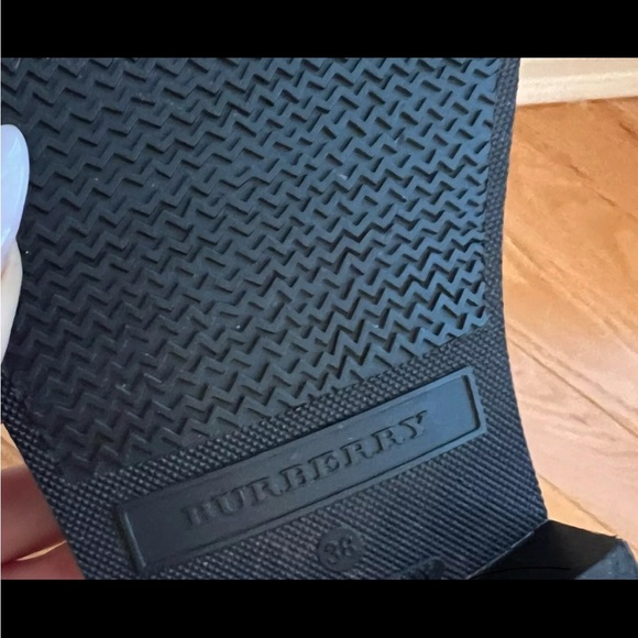 Sold Burberry shearling rain boots - size 8 - Picture 3 of 4